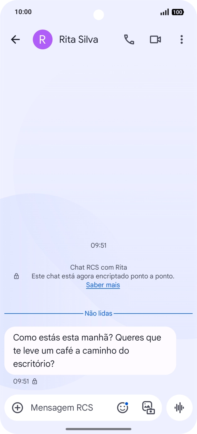 Escolha uma conversa existente ou crie uma nova mensagem e deslize o dedo para a esquerda a partir da parte superior direita do ecrã.