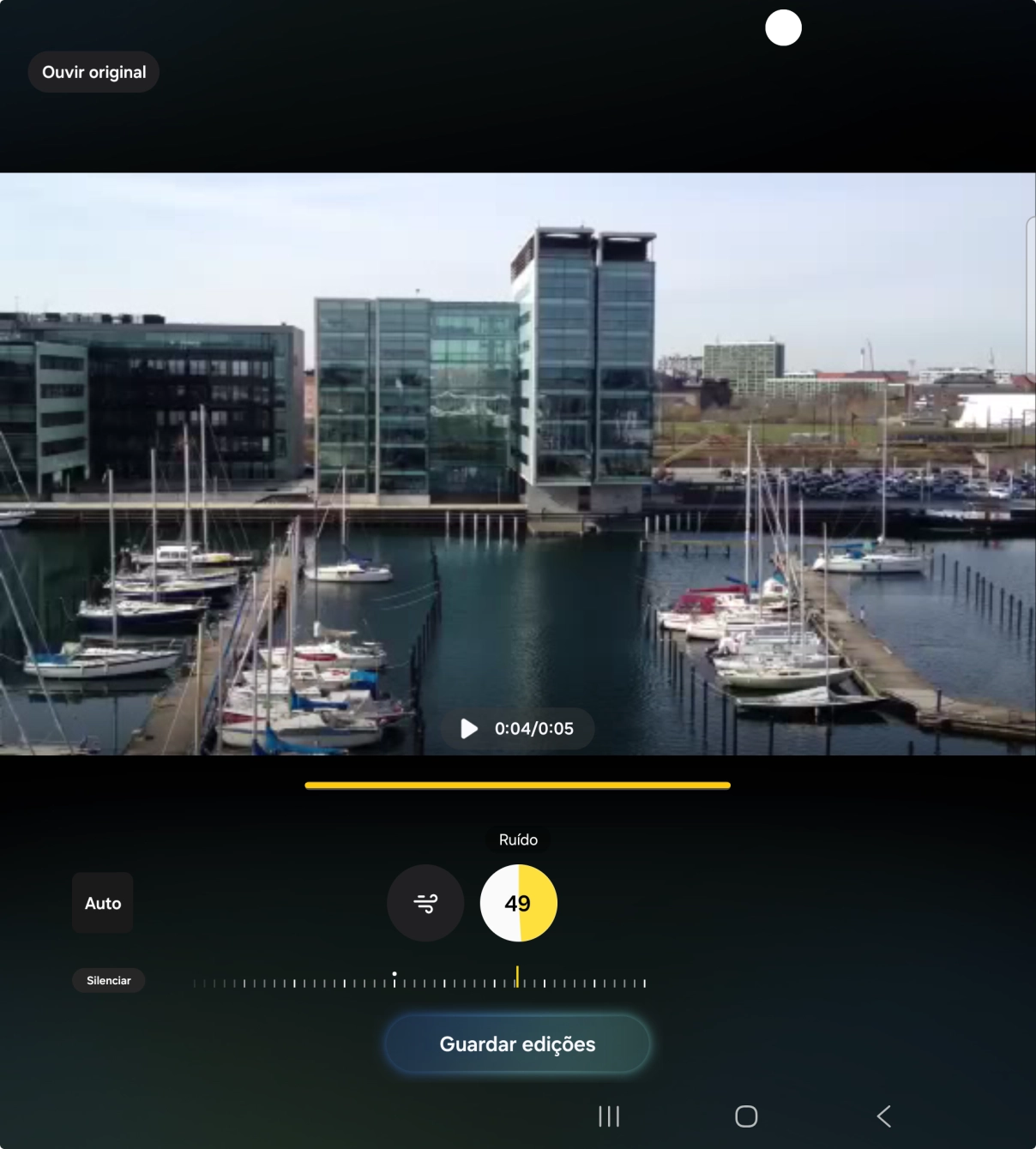 Prima Silenciar para remover totalmente do vídeo, o tipo de som escolhido.