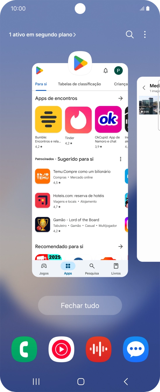 Para terminar uma aplicação em curso, deslize o dedo para cima na aplicação pretendida.