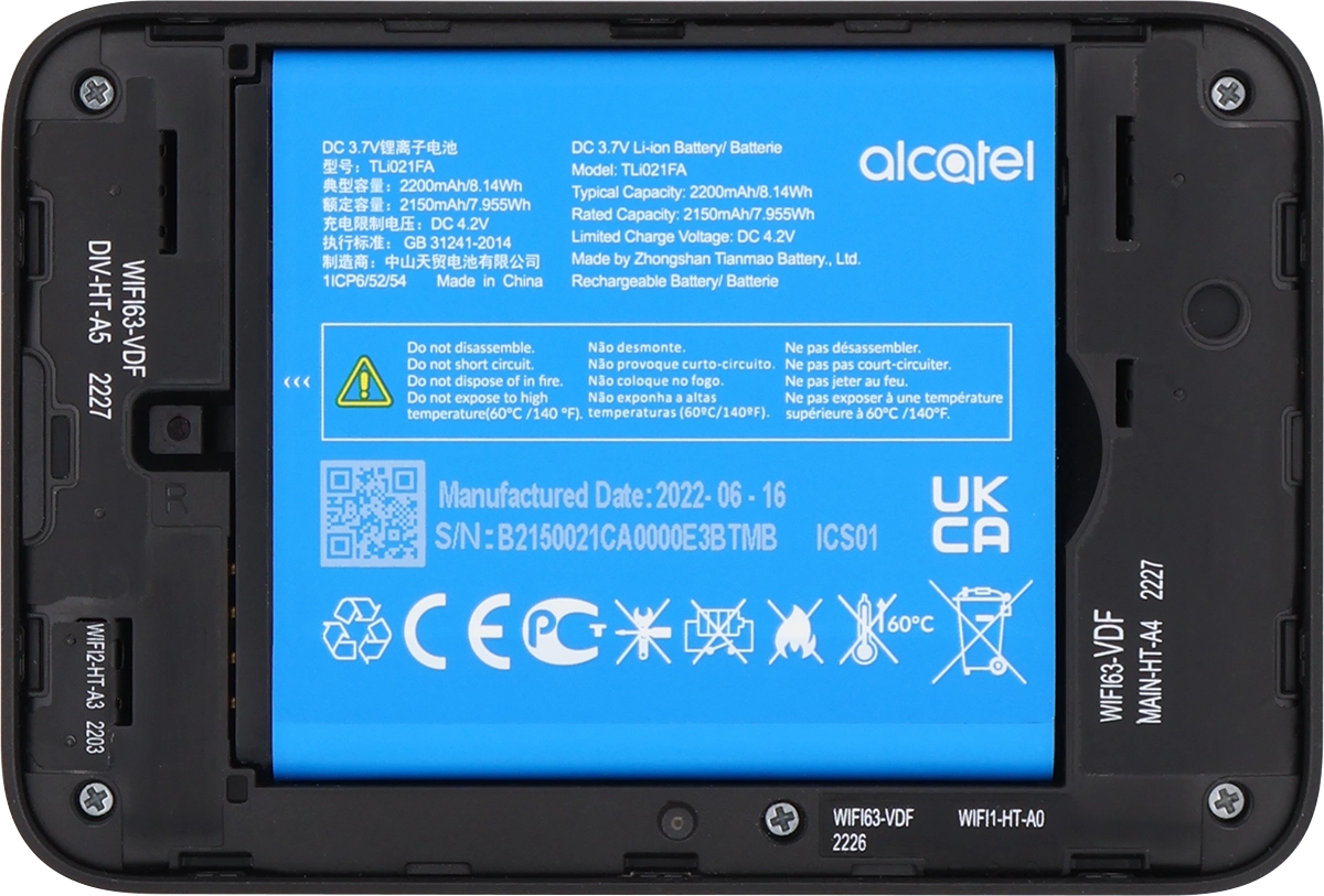 Place the battery in your router (left side first), matching the battery contacts with the router contacts, and press the battery into place.
