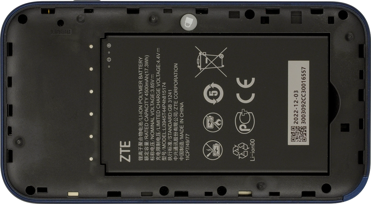 Place the battery in your router (left side first), matching the battery contacts with the router contacts, and press the battery into place.