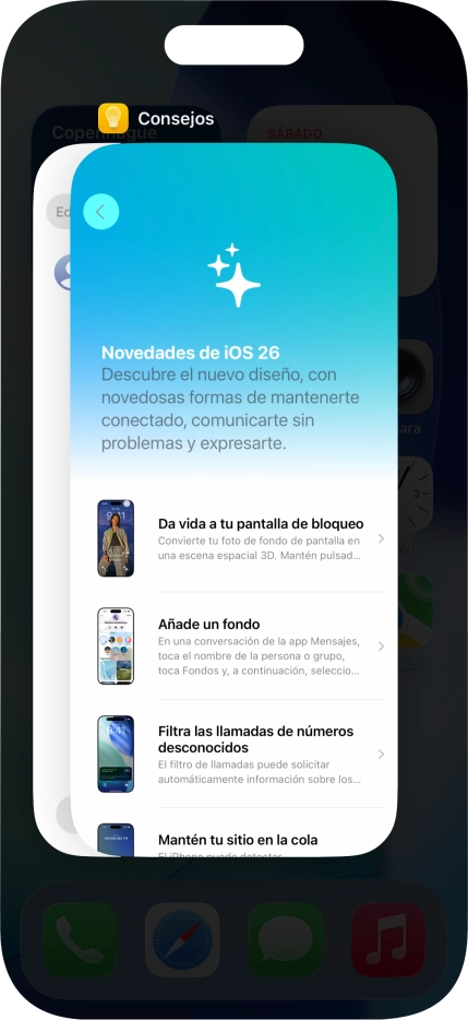 Arrastra hacia arriba la aplicación deseada para cerrarla.