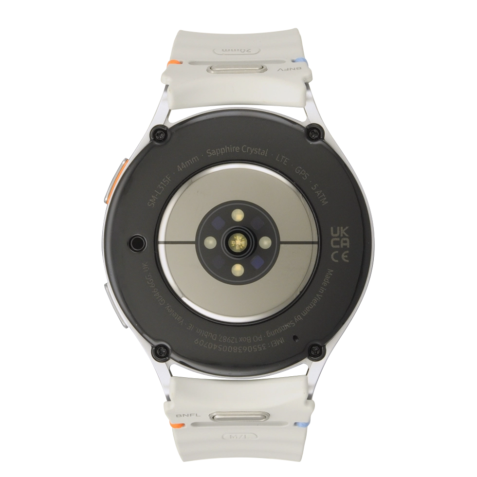 Sitúa la parte trasera  de tu smartwatch sobre el cargador magnético hasta que haga clic y quede sujeto.
