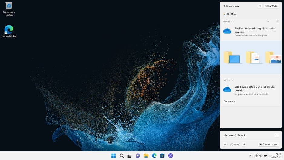 Si hay notificaciones, se visualizarán sobre el calendario. Haz clic en la flecha hacia abajo junto a la notificación deseada para leerla.
