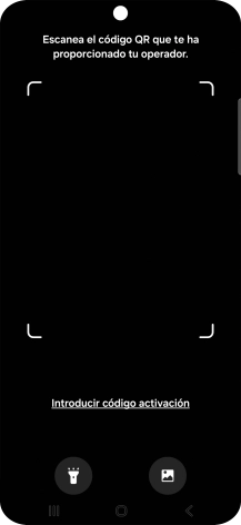 Coloca el código QR dentro del marco de la cámara del teléfono para escanearlo.