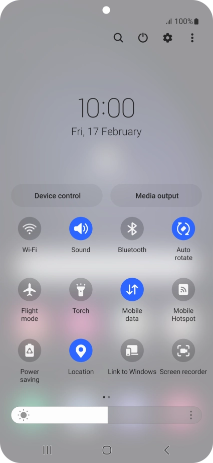 Press the Wi-Fi icon to turn the function on or off.