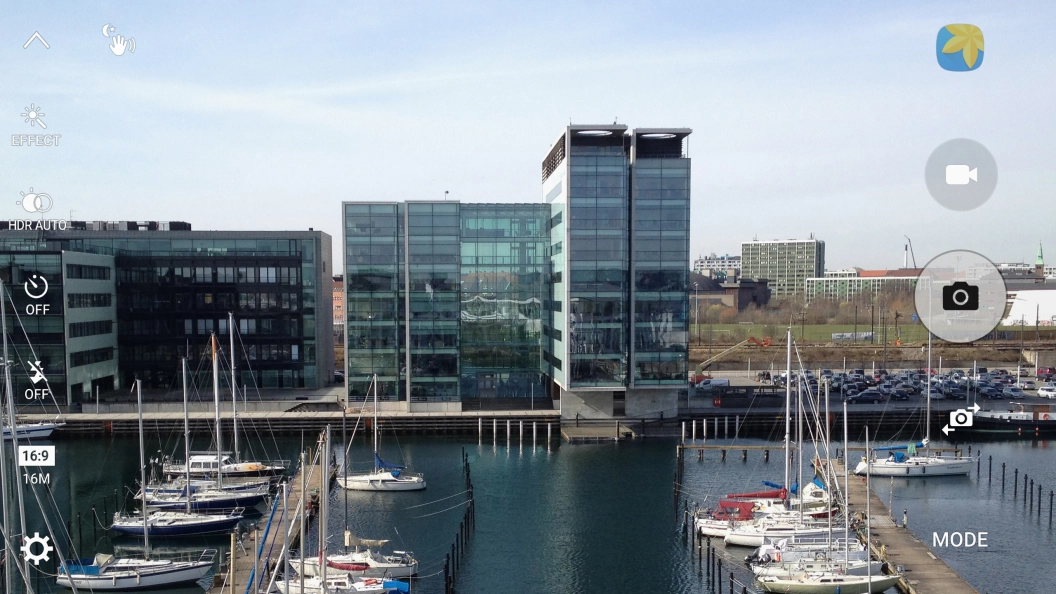 Press the flash icon repeatedly to select the required setting.