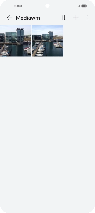 Mantén pulsado una fotografía o un vídeo durante unos instantes.