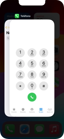 Arrastra hacia arriba la aplicación deseada para cerrarla.