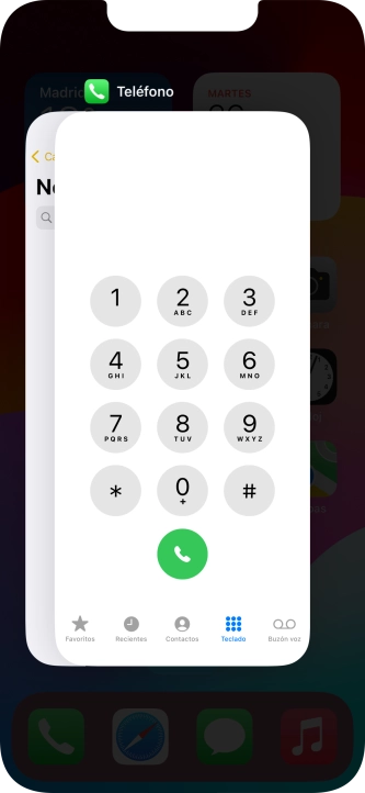 Arrastra hacia arriba la aplicación deseada para cerrarla.