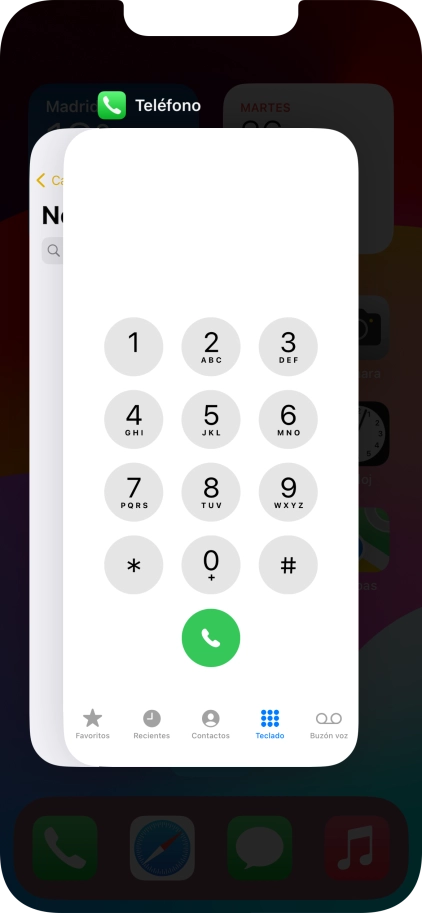 Arrastra hacia arriba la aplicación deseada para cerrarla.