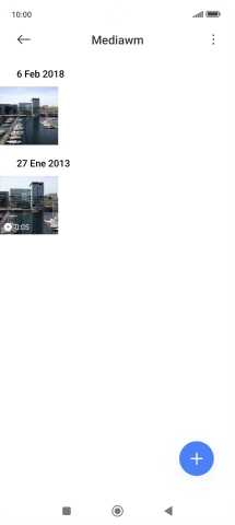 Mantén pulsado una fotografía o un vídeo durante unos instantes.