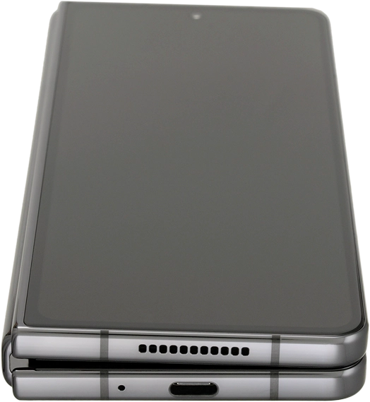 Conecta el cargador al conector y enchúfalo a una toma de corriente.