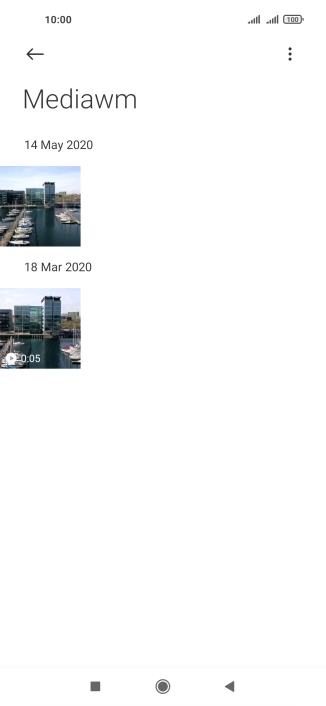 Mantén pulsados la fotografía o el videoclip deseados durante unos instantes.