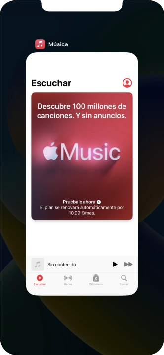 Arrastra hacia arriba la aplicación deseada para cerrarla.