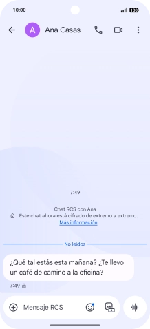 Selecciona una conversación existente o crea un nuevo mensaje y desliza el dedo hacia la izquierda desde la parte superior derecha de la pantalla.