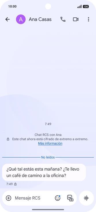 Selecciona una conversación existente o crea un nuevo mensaje y desliza el dedo hacia la izquierda desde la parte superior derecha de la pantalla.