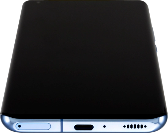 Conecta el cargador al conector y enchúfalo a una toma de corriente.