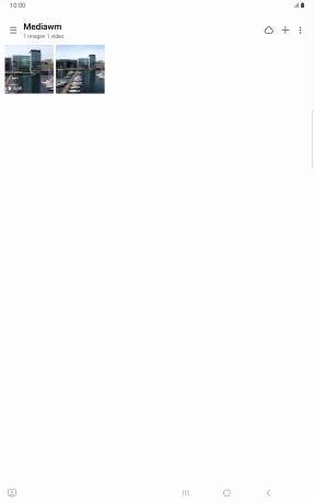Mantén pulsados la fotografía o el vídeo deseados durante unos instantes. Mantén pulsados la fotografía o el vídeo deseados durante unos instantes.