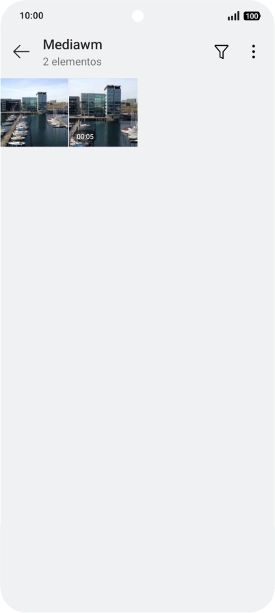 Mantén pulsado una fotografía o un vídeo durante unos instantes.