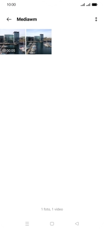 Mantén pulsados la fotografía o el videoclip deseados durante unos instantes. Mantén pulsados la fotografía o el videoclip deseados durante unos instantes.