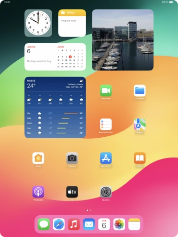 Desliza el dedo lentamente hacia arriba desde la parte inferior de la pantalla hasta visualizar la lista de las aplicaciones en ejecución.