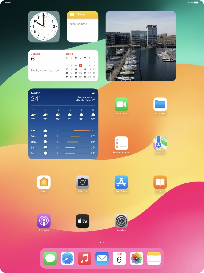 Desliza el dedo lentamente hacia arriba desde la parte inferior de la pantalla hasta visualizar la lista de las aplicaciones en ejecución.