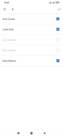 Pulsa en el campo junto a los contactos deseados para seleccionarlos.