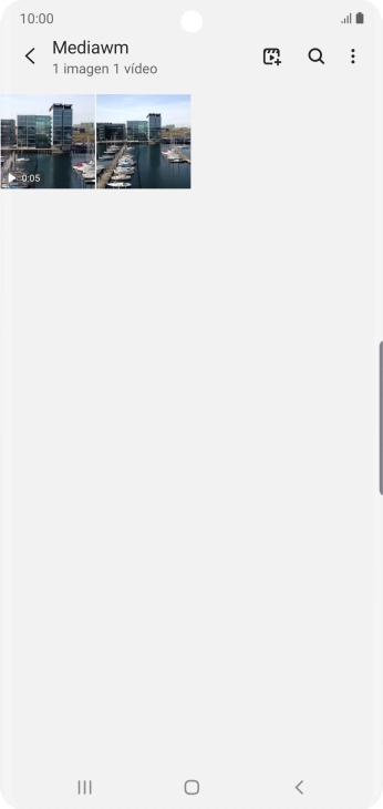 Mantén pulsados la fotografía o el videoclip deseados durante unos instantes. Mantén pulsados la fotografía o el videoclip deseados durante unos instantes.