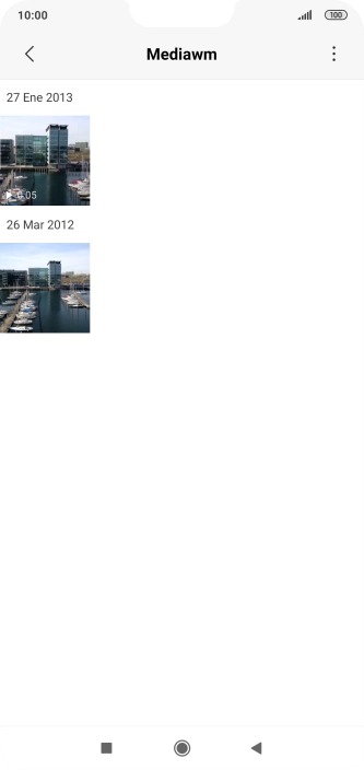 Mantén pulsados la fotografía o el videoclip deseados durante unos instantes. Mantén pulsados la fotografía o el videoclip deseados durante unos instantes.