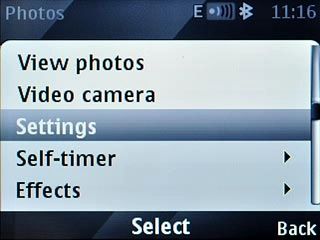 Scroll to Settings and press the Navigation key.Choose one of the following options:Select memory, go to 3a.Select picture quality, go to 3b.