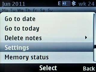 Scroll to Settings and press the Navigation key.Follow the instructions on the display to select the required settings for the calendar.