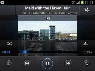 Press the shuffle icon.Depending on the current setting, the function is turned on or off.