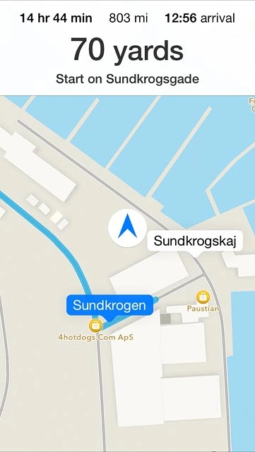 The navigation window with information about your route is displayed.The time of arrival, the travel time, the travel distance and the next route detail are displayed at the top of the display.Follow the verbal instructions or the instructions on the display to go to the selected destination.