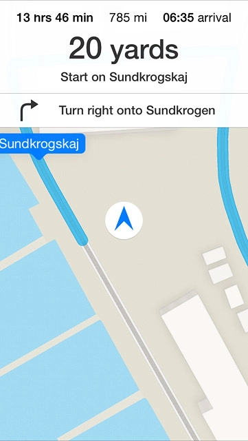 The navigation window with information about your route is displayed.The travel information at the top of the display shows the expected travel time, travel distance, time of arrival and the next route detail.Follow the verbal instructions or the instructions on the display to go to the selected destination.