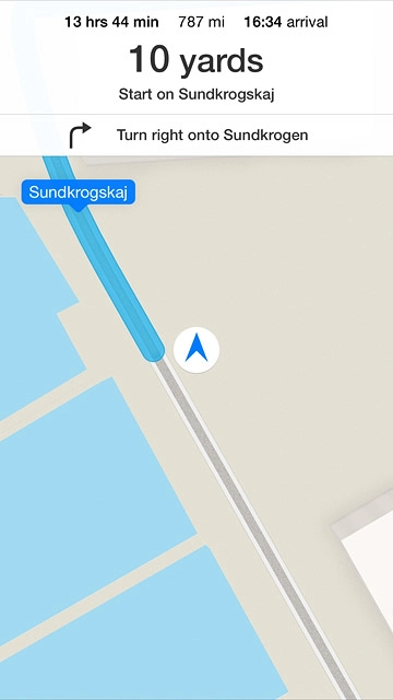 The navigation window with information about your route is displayed.The travel information at the top of the display shows the expected travel time, travel distance, time of arrival and the next route detail.Follow the verbal instructions or the instructions on the display to go to the selected destination.