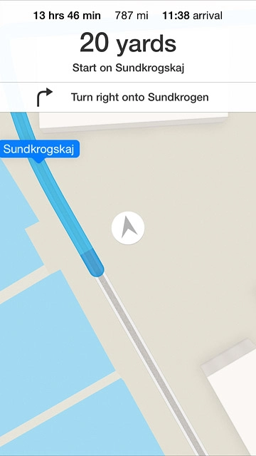 The navigation window with information about your route is displayed.The travel information at the top of the display shows the expected travel time, travel distance, time of arrival and the next route detail.Follow the verbal instructions or the instructions on the display to go to the selected destination.