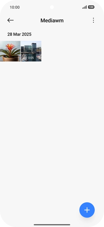 Mantén pulsados una fotografía o un vídeo durante unos instantes.