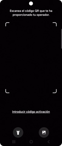 Coloca el código QR dentro del marco de la cámara del teléfono para escanearlo.
