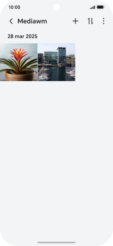 Mantén pulsados una fotografía o un vídeo durante unos instantes.
