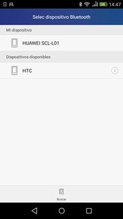 El teléfono busca ahora los dispositivos disponibles y después de unos instantes aparece una lista de los dispositivos Bluetooth que hay al alcance.Pulsa el dispositivo Bluetooth deseado.Se envía el archivo.