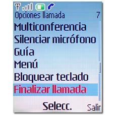 Vaya a Finalizar llamada y pulse la tecla de navegación.La llamada activa se finaliza ahora y el teléfono activa automáticamente la llamada que estaba retenida.