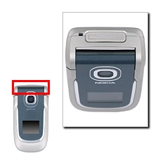 Retire la tapita de goma situada en la parte superior del teléfono.