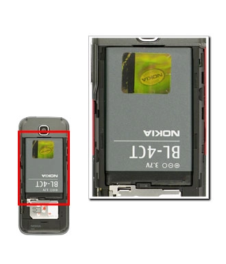 Coja la batería por la parte superior y extraígala del teléfono.