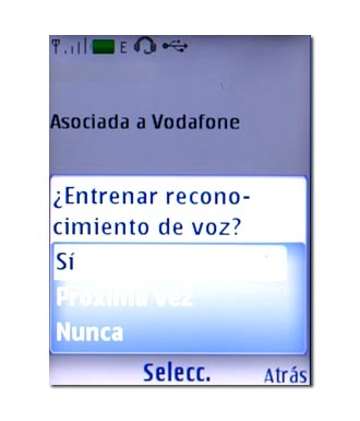 Si el teléfono le pregunta si desea entrenar el reconocimiento de voz:Elija Sí, Próxima vez o Nunca y pulse la tecla de navegación.Diga el nombre deseado.El nombre y el número se confirman en la pantalla y se realiza la llamada.