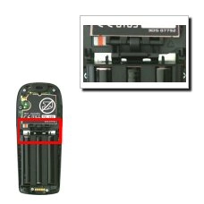 Pulse la lengüeta en la parte de arriba de la batería y retire la batería del teléfono.