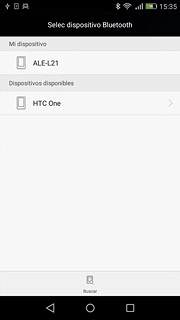 El teléfono busca ahora los dispositivos disponibles y después de unos instantes aparece una lista de los dispositivos Bluetooth que hay al alcance.Pulsa el dispositivo Bluetooth deseado.Se envía el archivo.