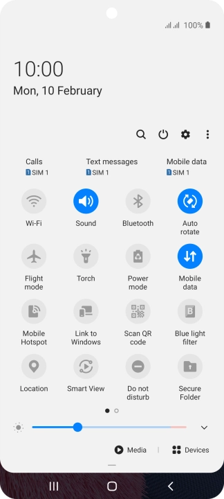 Press the mobile data icon to turn the function on or off.