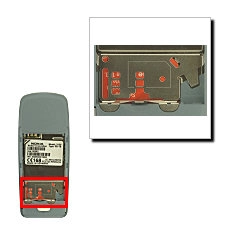 Deslice el contenedor de la tarjeta SIM hacia atrás hasta que haga clic y levántelo. La tarjeta SIM está ahora en su contenedor en posición vertical.