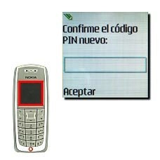La pantalla muestra Confirme el código PIN nuevo:. Vuelva a introducir el mismo código y pulse Aceptar.